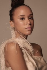 Mari Oliveira fotoğrafı