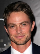 Wilson Bethel fotoğrafı