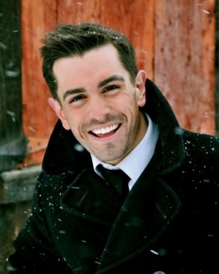 Adam Bond Fotoğrafı