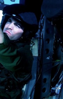 Adam Bond Fotoğrafı