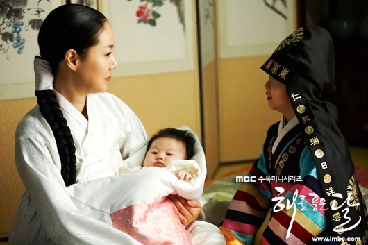 The Moon That Embraces the Sun Fotoğrafları 21