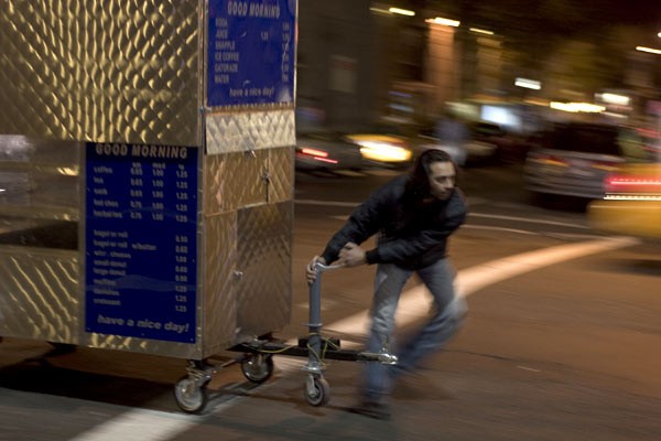 Man Push Cart fotoğrafı