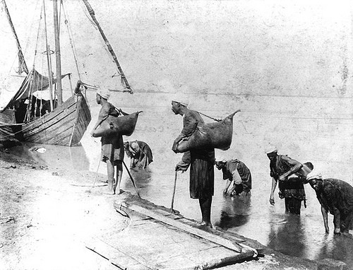 Women Fetching Water From The Nile Fotoğrafı