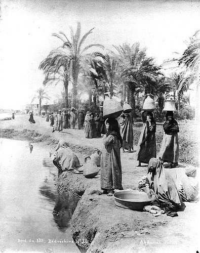 Women Fetching Water From The Nile Fotoğrafları 3